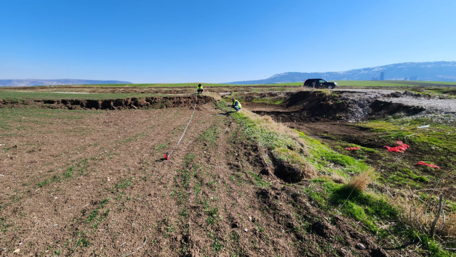 Kahramanmaraş - Pazarcık Narlı güneyinde 300 cm sol yanal ötelenmiş ve 70 cm düşme nedeniyle askıda kalmış kanal. Fotoğraf: MTA